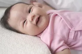 宝宝多大才开始“认母”？若有以下表现，恭喜你宝宝能认出妈妈了图片