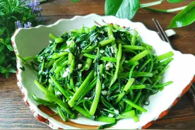 炒空心菜，直接下锅炒就错了，教你饭店不外传技巧，翠绿还不出水图片