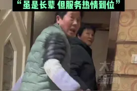 女子去KTV唱歌感觉哪里不对劲，前台是大爷接待，包厢是阿姨送酒图片