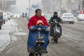 冬天电动车一加速就掉两格电，总觉得充电充不满，这该怎么解决？图片