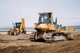 瓦工300一天，小工220一天，管吃管住这个长期活你会去干吗图片