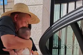 爷爷奶奶接了孙孙转身就走，车门没关，头也没回图片