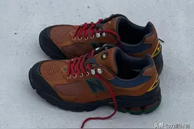 远足靴启发了这款 New Balance 2002R 样品图片