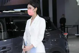 车展现场的销售小姐姐，形象极佳，气质优雅，哪吒是下了本钱了图片