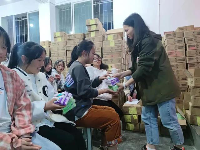 95后女生去百所学校大方谈月经