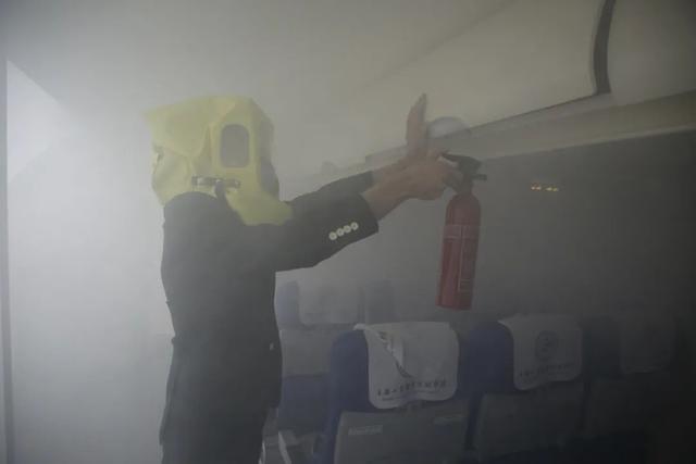 揭秘！空姐空少是如何“炼”成的？