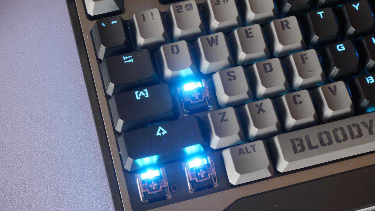 搭载第三代茶光轴，游戏快人一步，双飞燕血手幽灵B980使用体验