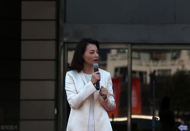 49岁的董卿，从“央视一姐”到“查无此人”，把一手好牌打得稀烂