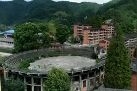 遵义兵工厂旧址，昔日红火满山的红砖楼房，如今破产只剩几个老人图片