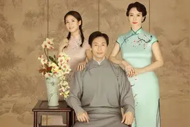 54岁翁虹全家福曝光！母女俩穿旗袍温婉大方，看上去像姐妹图片
