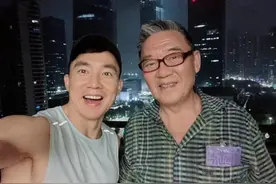 上海解封众星扎堆出行，陈龙携妻儿回父母家，李湘母女名牌店购物图片