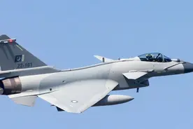 巴铁歼10C满挂载亮相：4中2近3副油箱，超强挂载打赢超视距空战图片