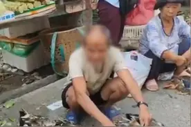 老人赶集卖鸭，疑因天热路远鸭子全被闷死，好心人以每只70元买下图片