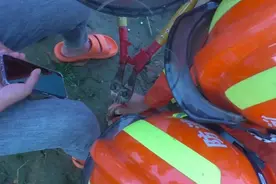 女子钓鱼被鱼钩刺穿脚趾 消防紧急救援图片