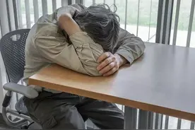 研究表明，一个人一生中最不快乐的时间是45岁到55岁这十年图片