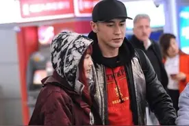 钟丽缇罕见大翻车，剪齐刘海染红头发太土味，夫妻同框却似母子俩图片