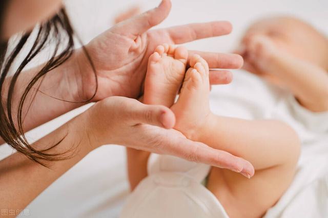 是先擦身体乳还是先擦爽身粉