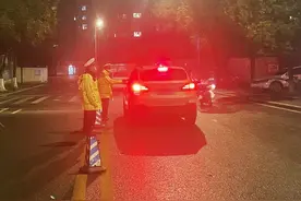 男子酒驾被查狂灌矿泉水还往身上喷酒精 被记12分罚款2000元图片