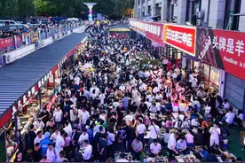 台湾名嘴讽刺大陆：太穷只能吃烧烤，唯一高科技是红绿灯图片