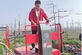 江苏：梨园新机械地头展风采图片