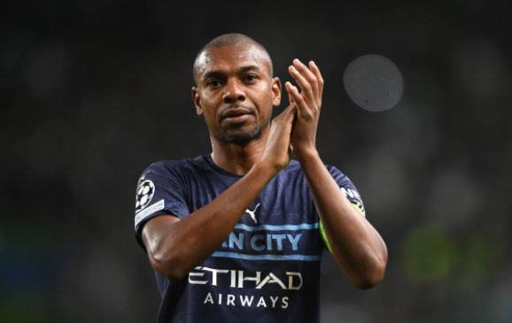 费尔南迪尼奥司职防守型后腰,效力曼城9个赛季,可谓