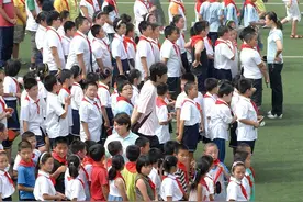 小学生军训惊现虐待，教官被拘留！图片