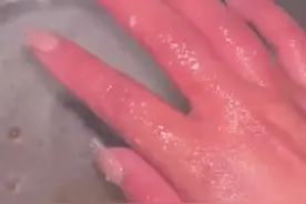 女生第1次去男友家洗碗手冻通红图片