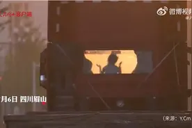 货车上的小女孩在夕阳光影中舞动，美丽场景治愈万千网友图片