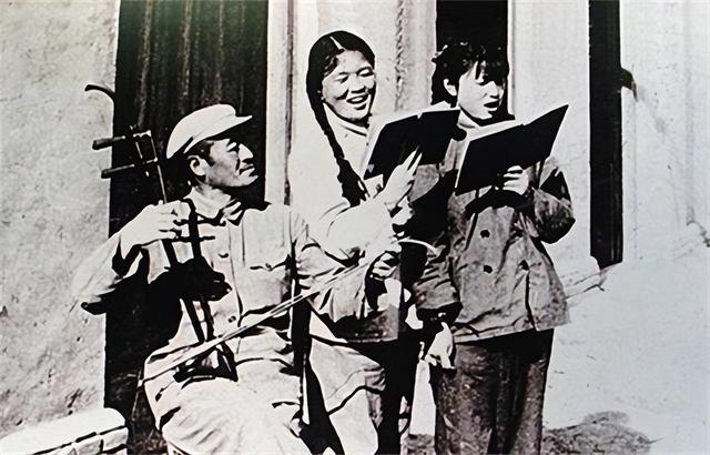1941年，王洛宾回到兰州家中，出轨妻子问他：你今晚去哪儿住？