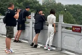 52岁的鲁豫穿万元鞋爬山，有2段婚姻的她，没有孩子如今一人生活图片