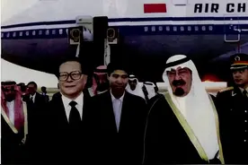 1999年江泽民访沙内情：沙特特许江夫人不穿黑袍，还让江主席演讲图片