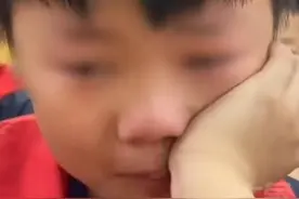 心疼！男孩回答老师提问时突然大哭图片
