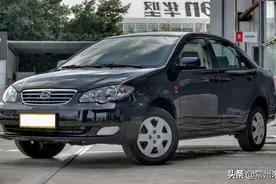 4.49万！体验比亚迪F3：老当益壮，油耗5.9L，空间挺宽敞图片