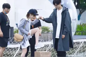 怪不得电视剧只拍上半身！踩“高跷”、垫箱子，看了花絮太尴尬图片