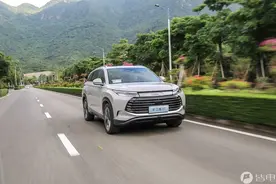 配置卷/空间大/底盘优秀 抢先试驾比亚迪护卫舰07图片