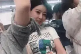 高铁偶遇漂亮小姐姐，偷瞄被发现了怎么办？网友：是心动的感觉图片