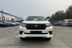 国六中东版霸道4000顶配，带熏黑套件，这样的外观真的很少见图片