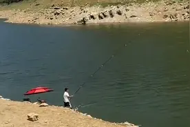 外出钓鱼上演“荒野求生”，20天后仨小伙儿带着许多小鱼干回家了图片