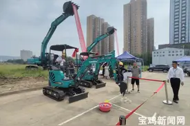 用挖掘机写毛笔字、投球……宝鸡168名工程机械高手同台“秀”技术图片