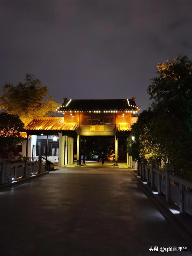 黄州遗爱湖畔夜未央，华灯织锦映湖光