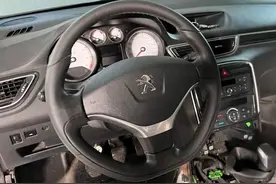 2015年花10万买的标致308，现在2万卖不掉，车主笑着翻新继续开图片