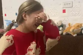 女孩失恋饮酒，哭得太委屈，网友：不要哭，不然对不起腿上的纹身图片