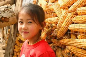 ​1年前意外爆火的“微笑女孩”，拒绝百万签约后，现在怎么样了？图片