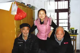 安徽俩兄弟打光棍一辈子，1988年收养一女婴，34年后女儿不离不弃图片
