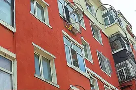 楼下做饭楼上闻味 市民诟病阳台窗户“长烟囱”图片