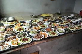 广州一家人去东北吃席，随500礼钱，酒足饭饱后：东北朋友真实诚图片