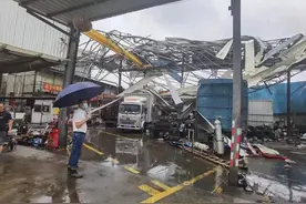 广东一区发生小型龙卷风，厂房棚顶受损！图片