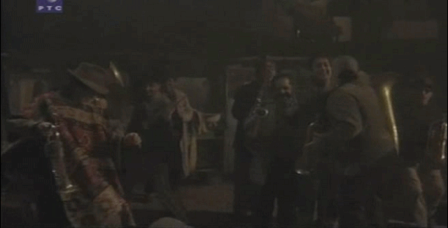 刚解封就冲上9.2！封闭管理20年，吃着狗罐头，搂着军官跳脱衣舞