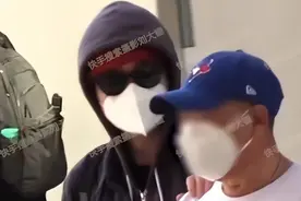 喜剧演员大鹏疑似再婚生子，和美女一起带娃散步，一家人相处愉快图片