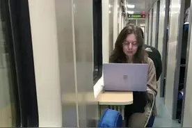 陌生阿姨硬要拿火车上铺跟我换下铺，竟不想补上下铺差价，还骂人图片